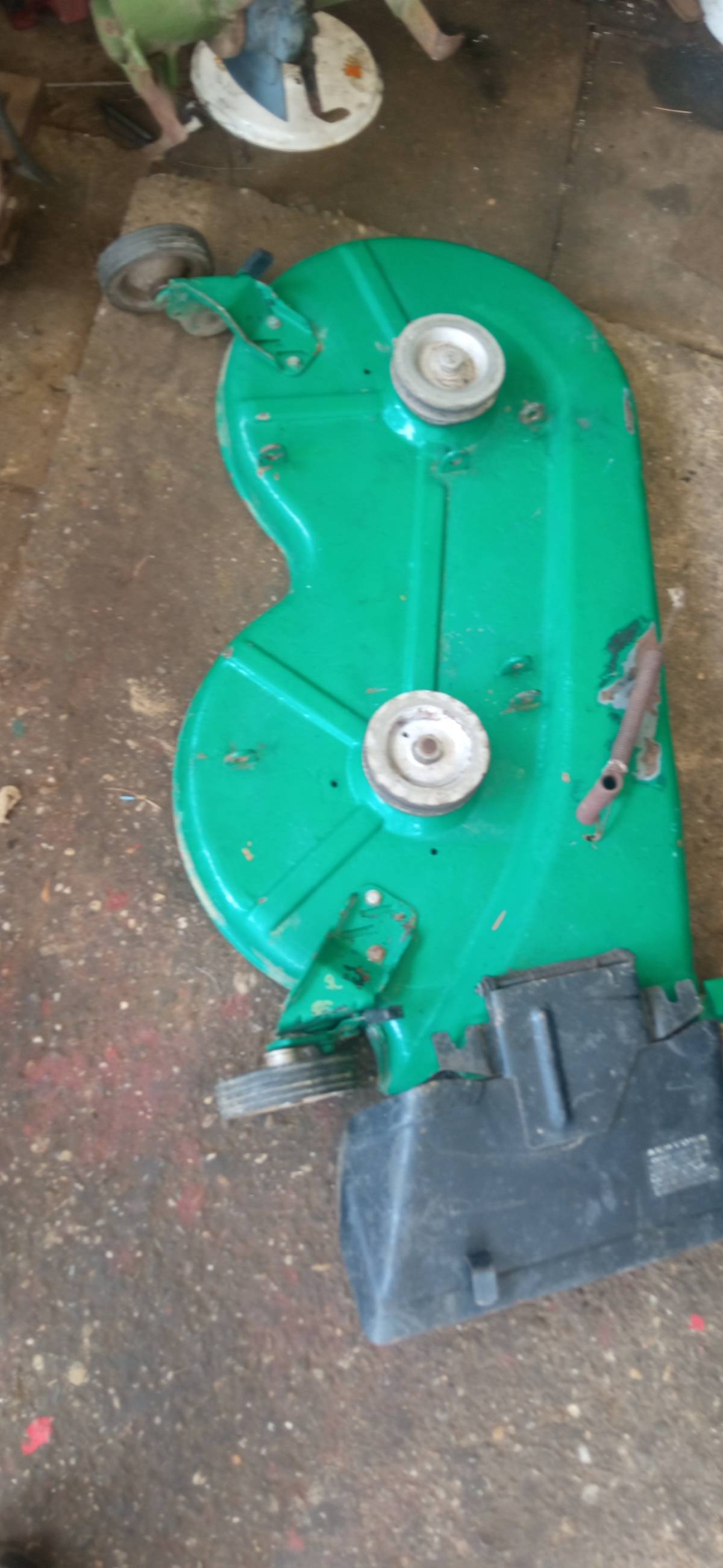 Traktor kosilicu prodajem bez motora i kosišta jako sačuvano treba vid