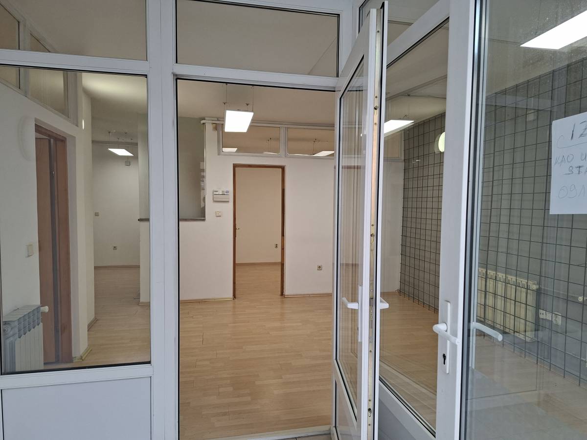 UREDSKI PROSTOR  A MOGUĆE I STANOVANJE 6-8 DJELATNIKA I SL...