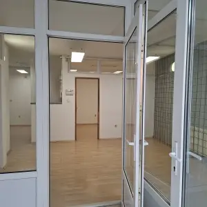 UREDSKI PROSTOR  A MOGUĆE I STANOVANJE 6-8 DJELATNIKA I SL...