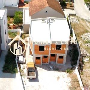 Vodice,prekrasan 4-soban stan 101m2 s prostranim vrtom i tri parkinga 