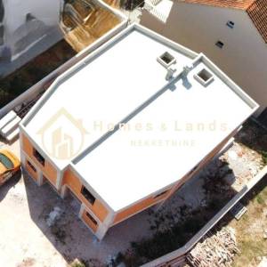 Vodice,prekrasan 4-soban stan 101m2 s prostranim vrtom i tri parkinga 