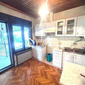 Zagreb,Brestje,prostrana trokatnica 300m2 s velikom terasom i garažom