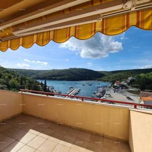 Apartman sa otvorenim  pogledom na uvalu i more.