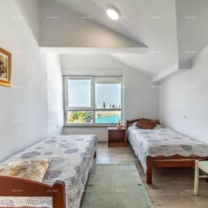Apartmanska kuća s bazenom!Blizina mora i plaže!  Peroj.