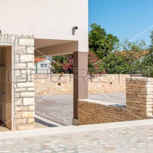 Apartmanska kuća s bazenom na top lokaciji u Puli