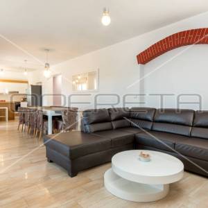 Apartmanska kuća s bazenom na top lokaciji u Puli