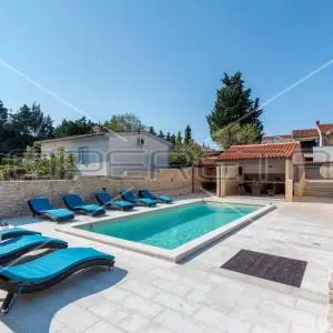 Apartmanska kuća s bazenom na top lokaciji u Puli
