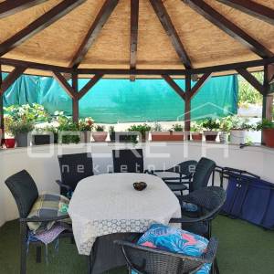 Apartmanska kuća s četiri stambene jedinice, 190 m², Vir