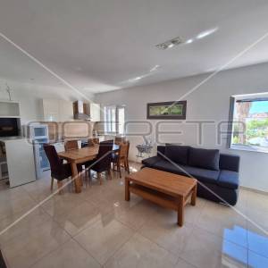 Apartmanska kuća u centru Jezera, investicija