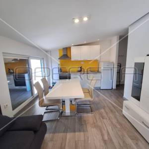 Apartmanska kuća u centru Jezera, investicija