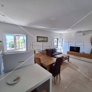 Apartmanska kuća u centru Jezera, investicija