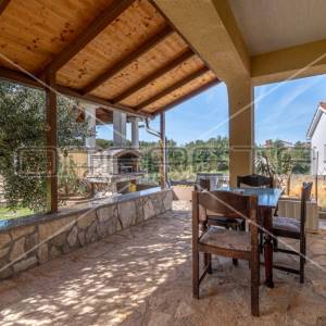 Apartmanska kuća u Puli s 5 apartmana, garažom i bazenom!