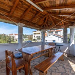 Apartmanska kuća u Puli s 5 apartmana, garažom i bazenom!