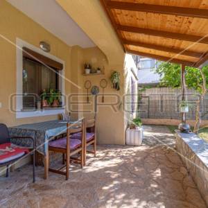 Apartmanska kuća u Puli s 5 apartmana, garažom i bazenom!