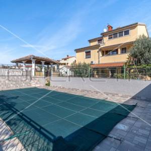 Apartmanska kuća u Puli s 5 apartmana, garažom i bazenom!