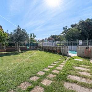 Apartmanska kuća u Puli s 5 apartmana, garažom i bazenom!