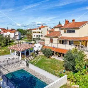Apartmanska kuća u Puli s 5 apartmana, garažom i bazenom!