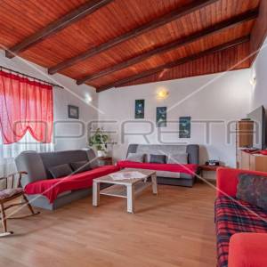 Apartmanska kuća u Puli s 5 apartmana, garažom i bazenom!