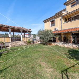 Apartmanska kuća u Puli s 5 apartmana, garažom i bazenom!