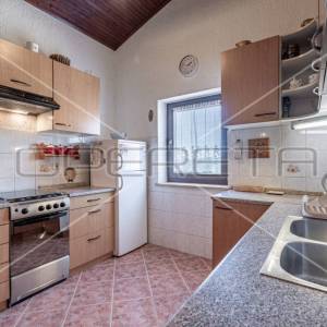 Apartmanska kuća u Puli s 5 apartmana, garažom i bazenom!