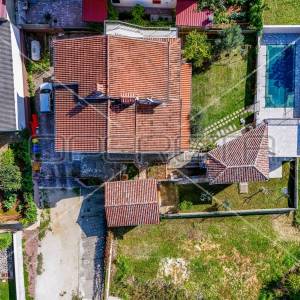 Apartmanska kuća u Puli s 5 apartmana, garažom i bazenom!