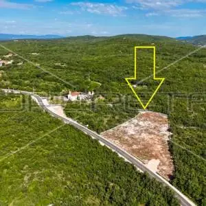 Atraktivna građevinska parcela uz glavnu prometnicu, Lovreć, 5499m2