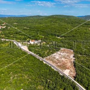 Atraktivna građevinska parcela uz glavnu prometnicu, Lovreć, 5499m2