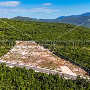 Atraktivna građevinska parcela uz glavnu prometnicu, Lovreć, 5499m2