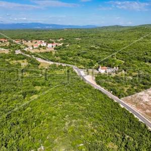 Atraktivna građevinska parcela uz glavnu prometnicu, Lovreć, 5499m2