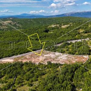 Atraktivna građevinska parcela uz glavnu prometnicu, Lovreć, 5499m2