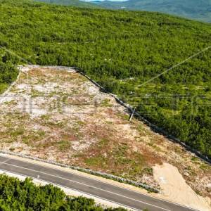 Atraktivna građevinska parcela uz glavnu prometnicu, Lovreć, 5499m2