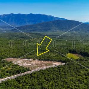 Atraktivna građevinska parcela uz glavnu prometnicu, Lovreć, 5499m2