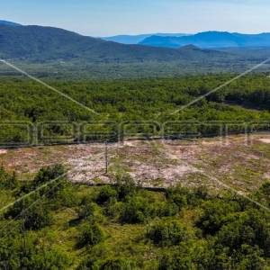 Atraktivna građevinska parcela uz glavnu prometnicu, Lovreć, 5499m2