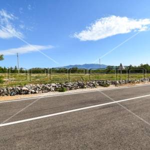 Atraktivna građevinska parcela uz glavnu prometnicu, Lovreć, 5499m2