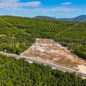 Atraktivna građevinska parcela uz glavnu prometnicu, Lovreć, 5499m2