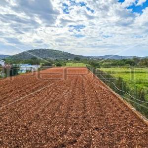 Atraktivno građevinsko zemljište blizu mora  1283 m²