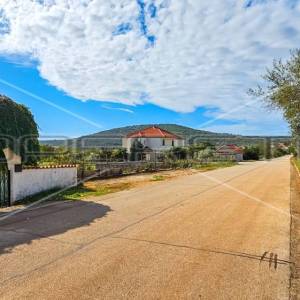 Atraktivno građevinsko zemljište blizu mora  1283 m²
