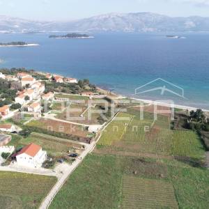 Atraktivno građevinsko zemljište od 1171m2,  u Lumbardi, blizu plaže Bilin Žal