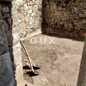 BAKAR, HRELJIN -ruševna kuća 100m2 s pogledom na more  + okoliš 1677m2