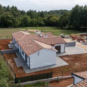 BARBAN, KOŽLJANI - Dupleks, lijevi dio. EKOLOŠKO MJESTO! More je udaljeno 15 minuta autom. Kuća gotova, useljiva  - ljeto 2025....