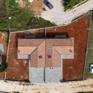 BARBAN, KOŽLJANI - Dupleks, lijevi dio. EKOLOŠKO MJESTO! More je udaljeno 15 minuta autom. Kuća gotova, useljiva  - ljeto 2025....