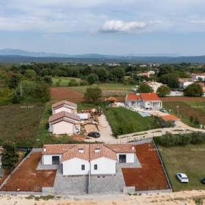 BARBAN, KOŽLJANI - Dupleks, lijevi dio. EKOLOŠKO MJESTO! More je udaljeno 15 minuta autom. Kuća gotova, useljiva  - ljeto 2025....