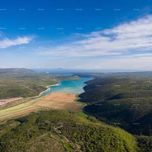 BARBAN - Prodaje se građevinsko zemljište,1329 m2 / 300 m od centra