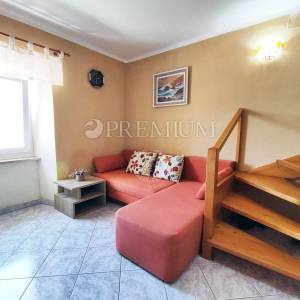Baška, prodaja dvoetažnog apartmana, drugi red do mora!