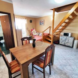 Baška, prodaja dvoetažnog apartmana, drugi red do mora!