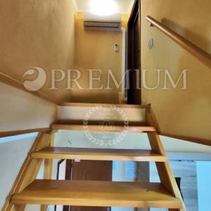 Baška, prodaja dvoetažnog apartmana, drugi red do mora!