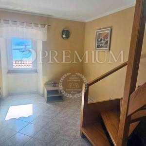 Baška, prodaja dvoetažnog apartmana, drugi red do mora!