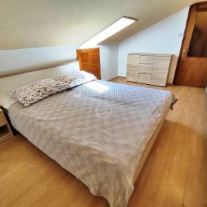 Baška, prodaja dvoetažnog apartmana, drugi red do mora!