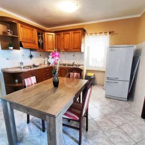 Baška, prodaja dvoetažnog apartmana, drugi red do mora!