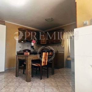 Baška, prodaja dvoetažnog apartmana, drugi red do mora!